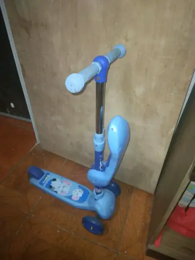 Patinete infantil azul con diseño de ratón - miniatura 1