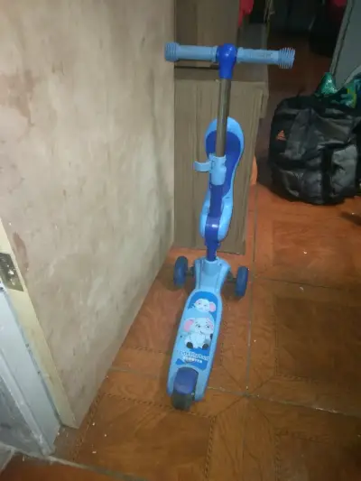 Patinete infantil azul con diseño de ratón - miniatura 2