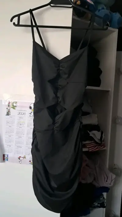 Vestido negro ajustado con fruncidos - miniatura 1