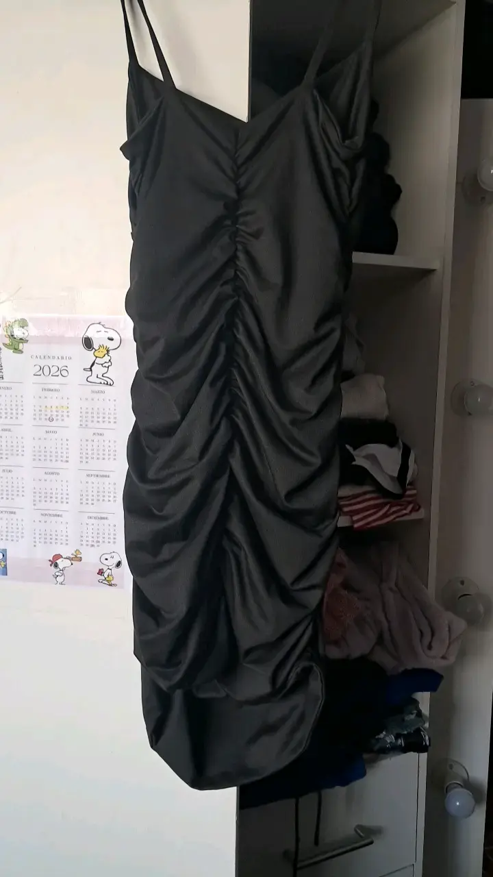 Vestido negro ajustado con fruncidos - 2
