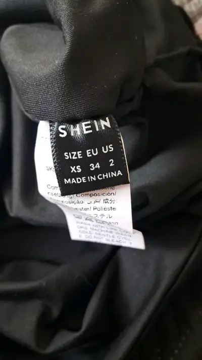 Vestido negro ajustado con fruncidos - miniatura 3