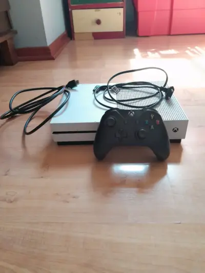 Consola Xbox One S 500gb con control y cables - miniatura 1