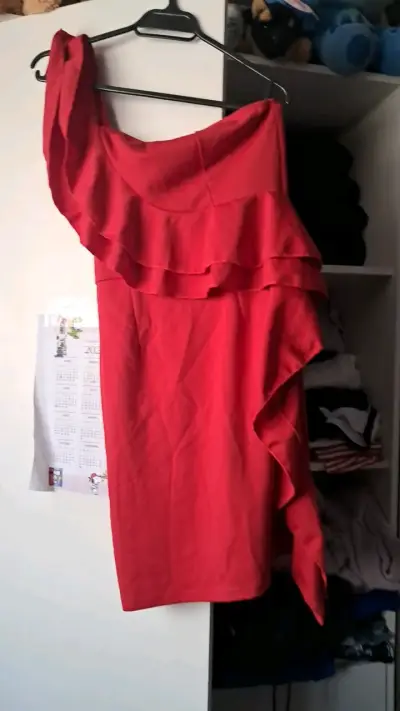 Vestido rojo asimétrico con volantes - miniatura 1
