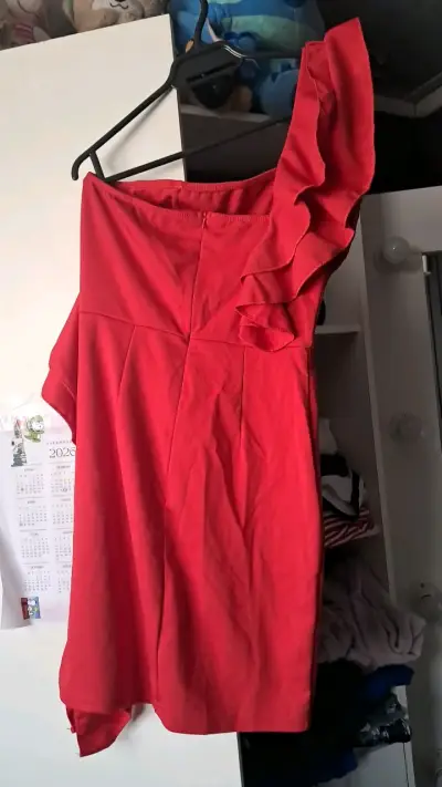 Vestido rojo asimétrico con volantes - miniatura 2