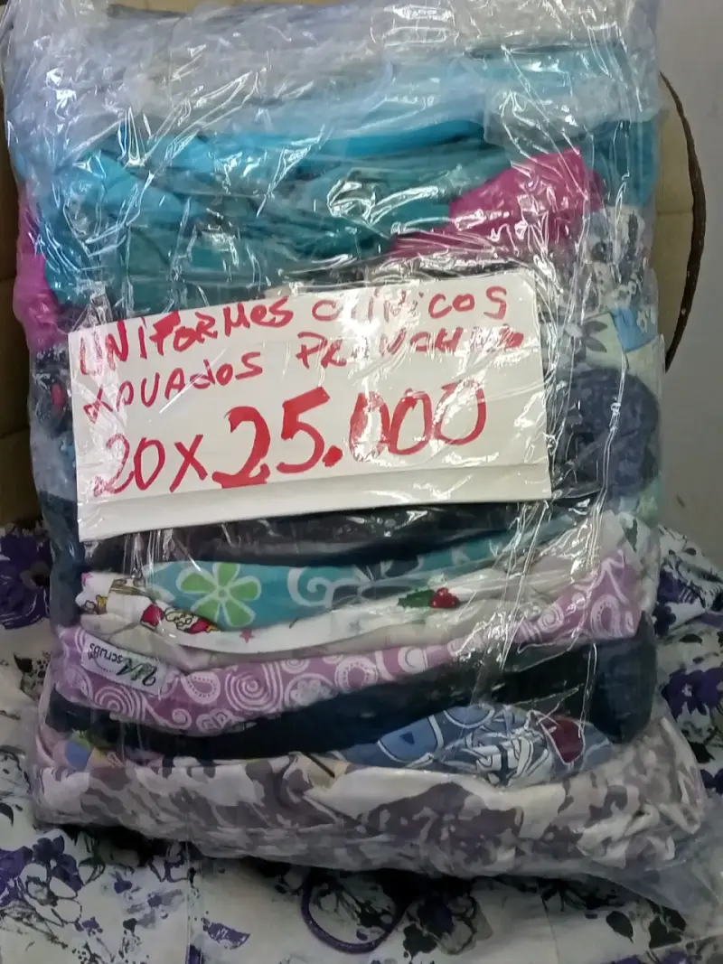 Lote de uniformes clínicos variados