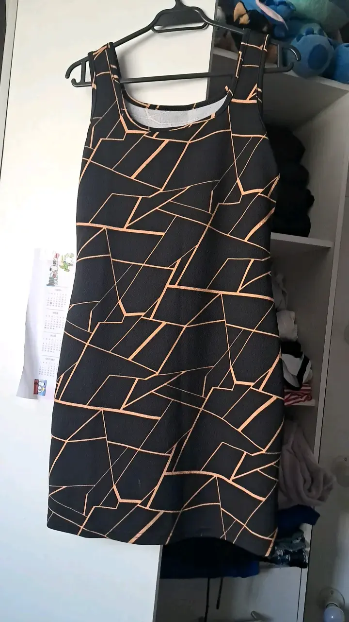 Vestido negro con diseño geométrico - 1