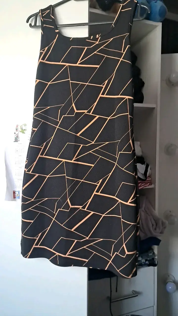 Vestido negro con diseño geométrico - 2
