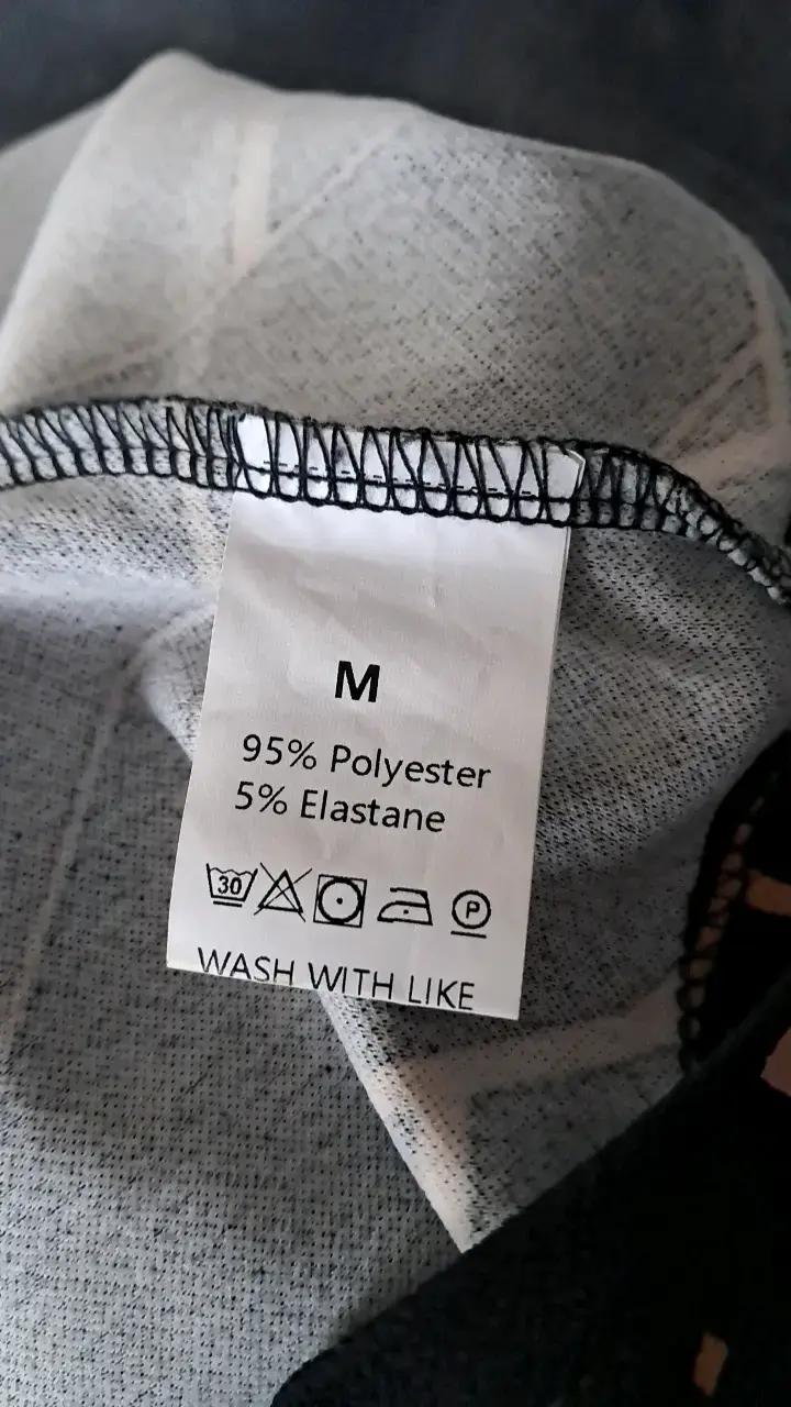 Vestido negro con diseño geométrico - 3