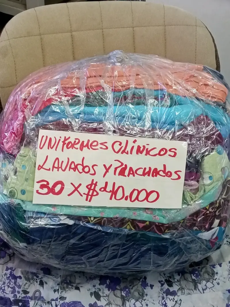 Lote de uniformes clínicos variados
