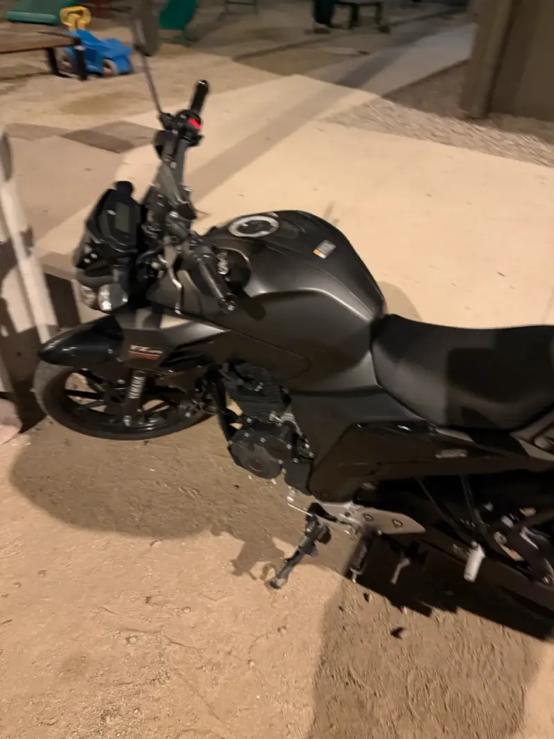 Moto Yamaha FZ 250 negra en buen estado - 1
