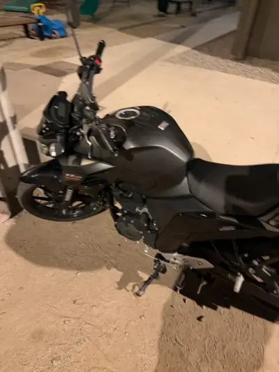Moto Yamaha FZ 250 negra en buen estado - miniatura 1