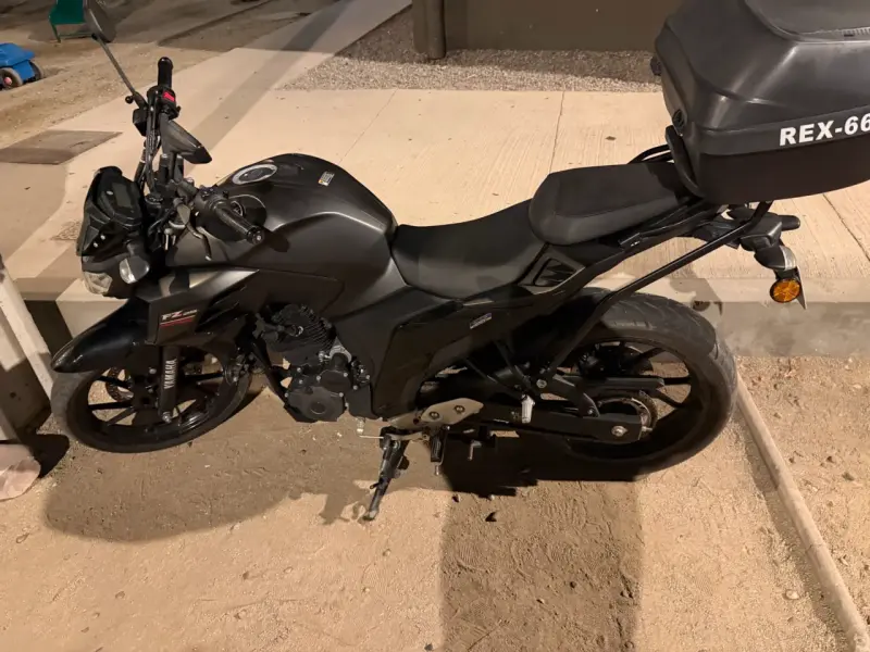 Moto Yamaha FZ 250 negra en buen estado - 2