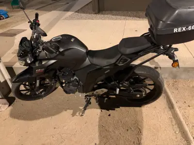 Moto Yamaha FZ 250 negra en buen estado - miniatura 2