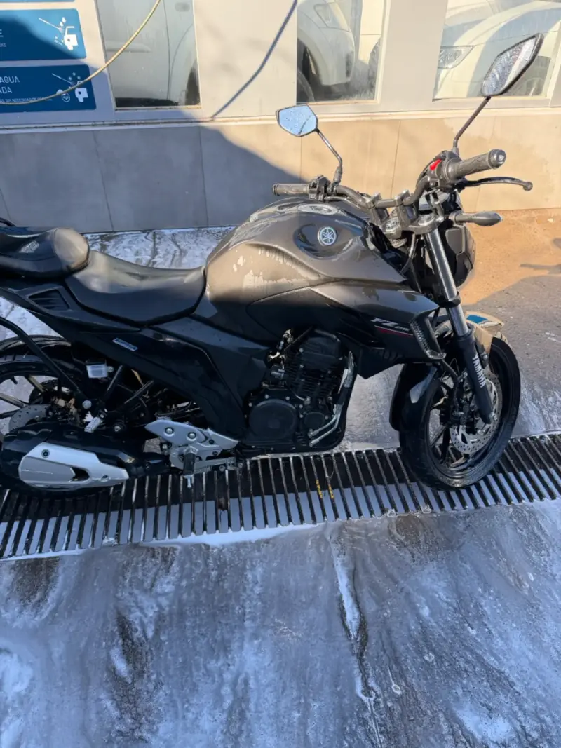 Moto Yamaha FZ 250 negra en buen estado - 3