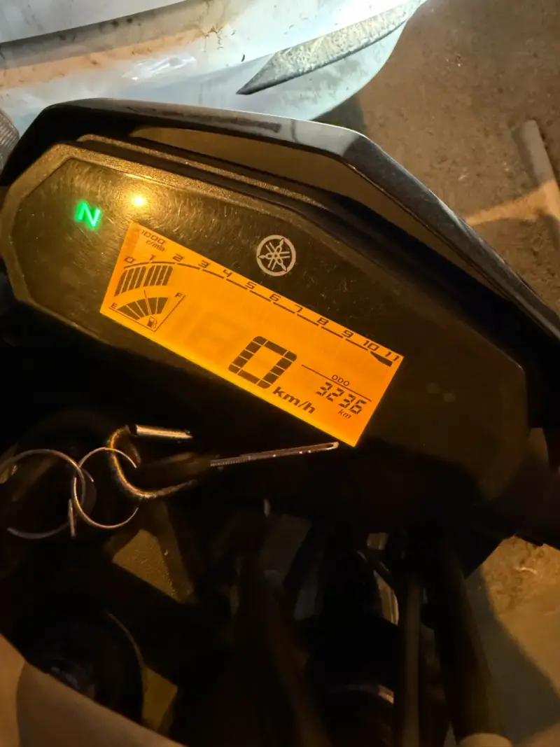 Moto Yamaha FZ 250 negra en buen estado - 4