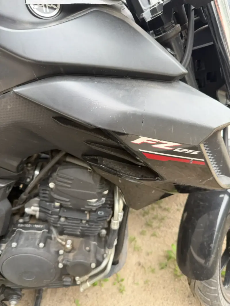 Moto Yamaha FZ 250 negra en buen estado - 5