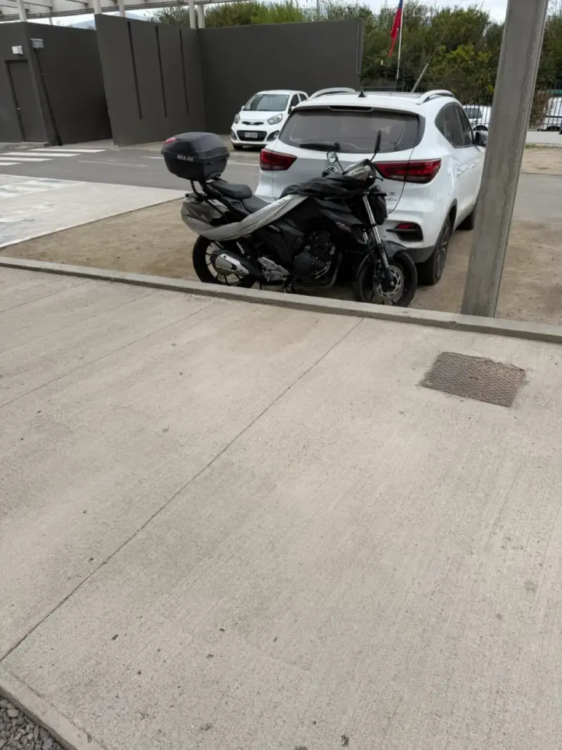 Moto Yamaha FZ 250 negra en buen estado - 6