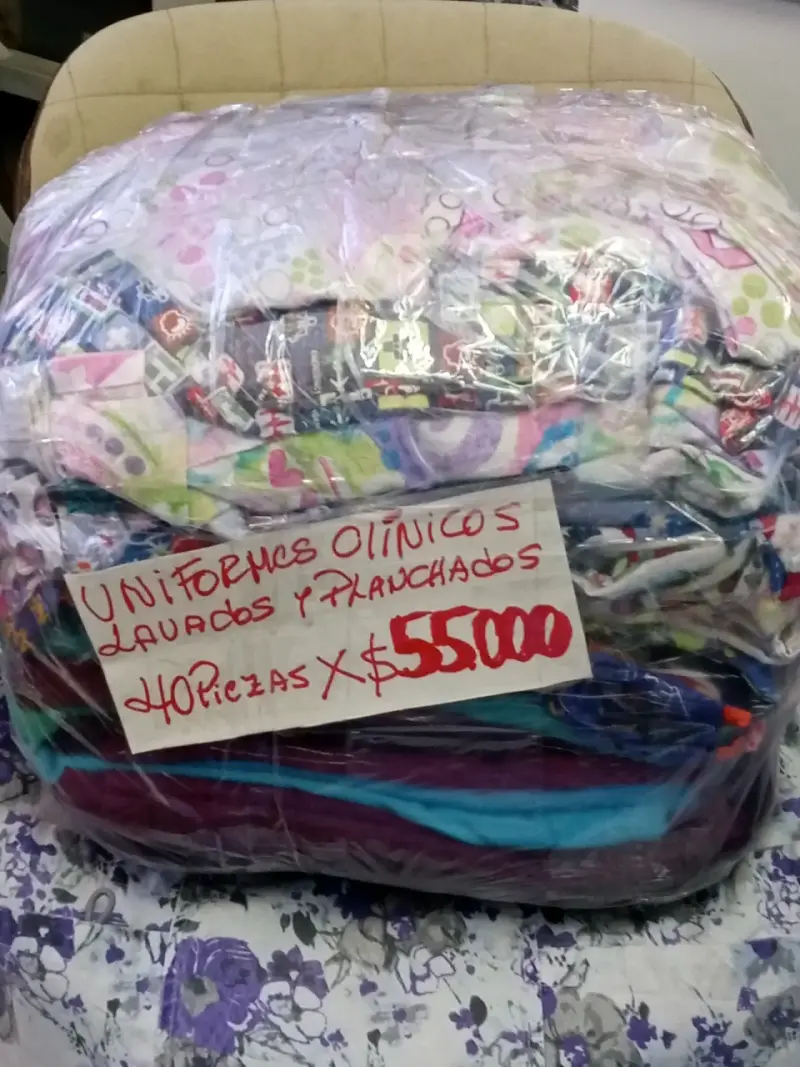 Lote de uniformes clínicos variados