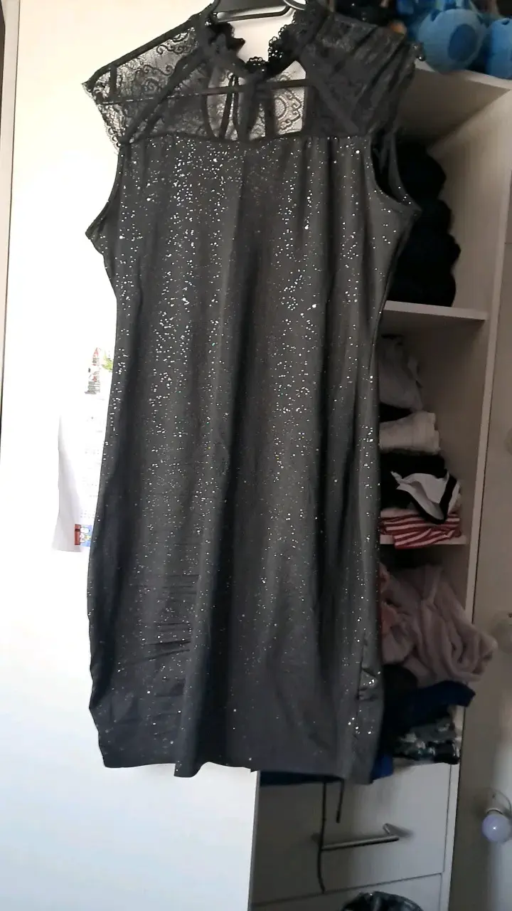 Vestido negro con encaje y brillo - 1