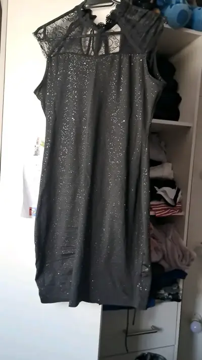 Vestido negro con encaje y brillo - miniatura 1