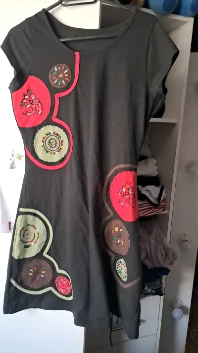 Vestido negro con diseño bordado colorido - miniatura 1
