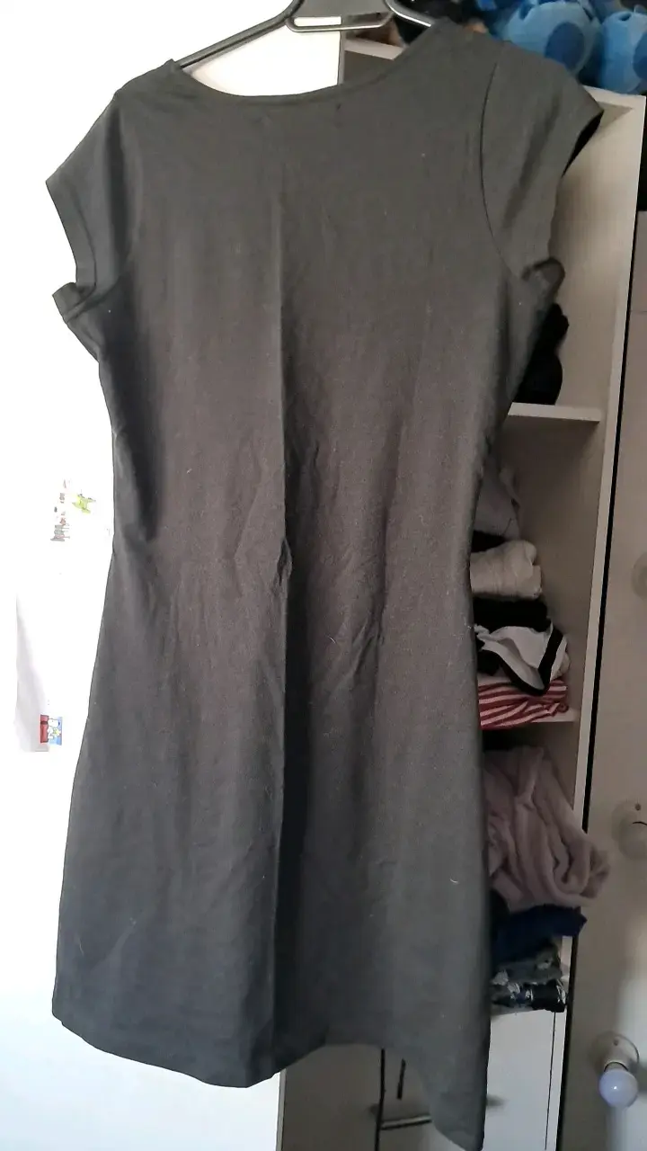 Vestido negro con diseño bordado colorido - 2