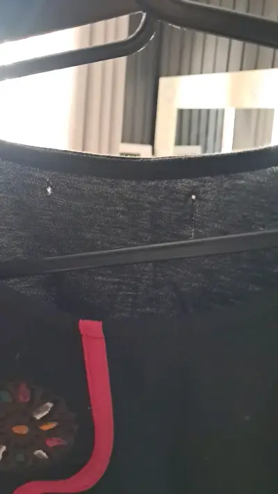 Vestido negro con diseño bordado colorido - miniatura 3