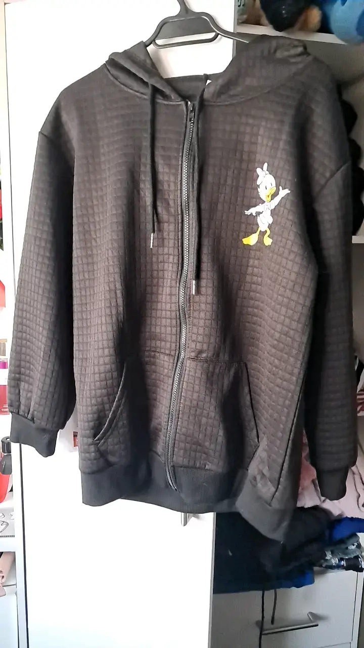 Polerón negro con capucha y estampado de Daisy - 1