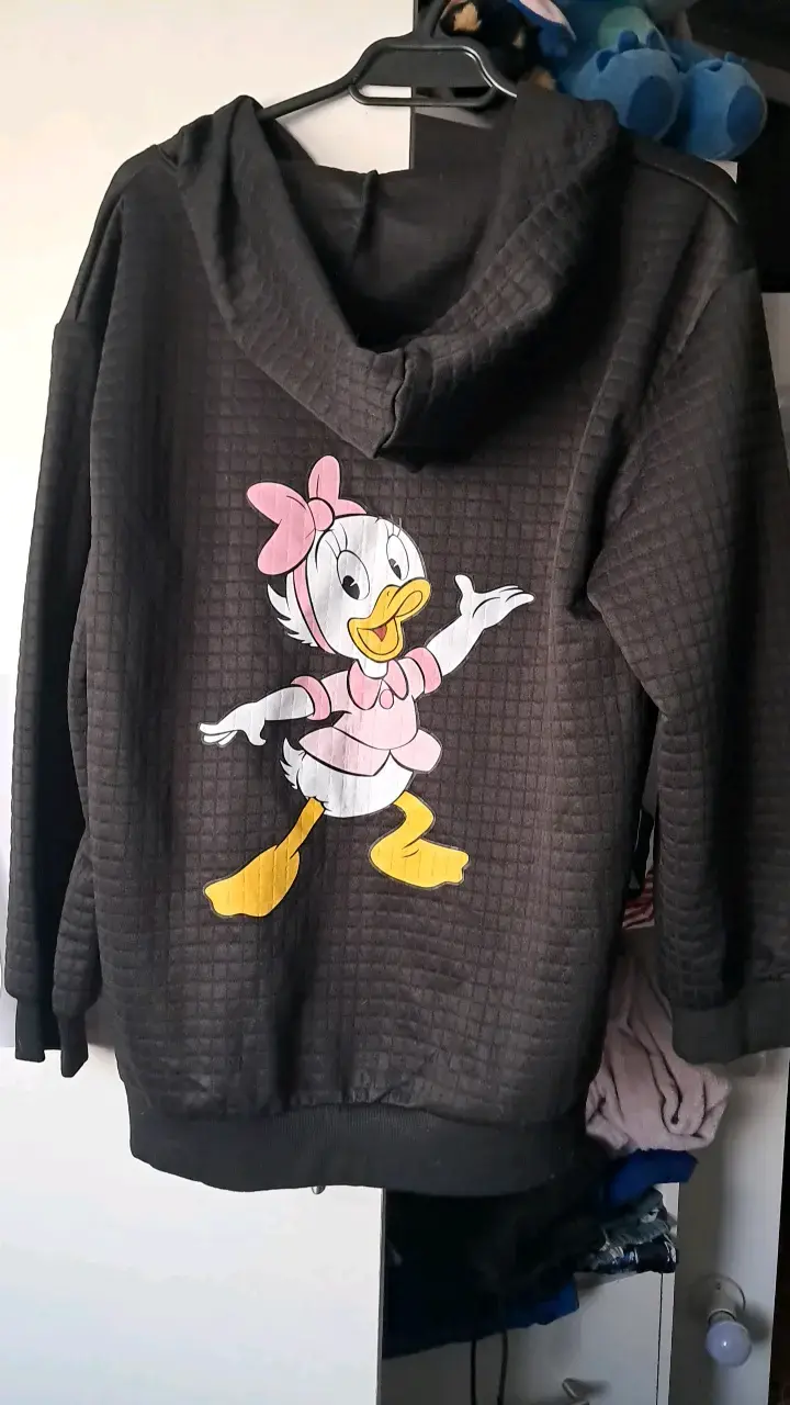 Polerón negro con capucha y estampado de Daisy - 3