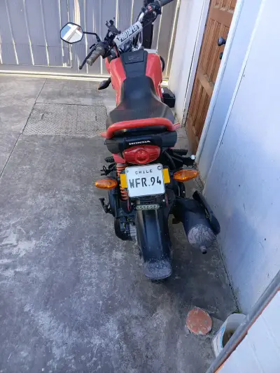 Moto Honda Navi roja en buen estado - miniatura 1