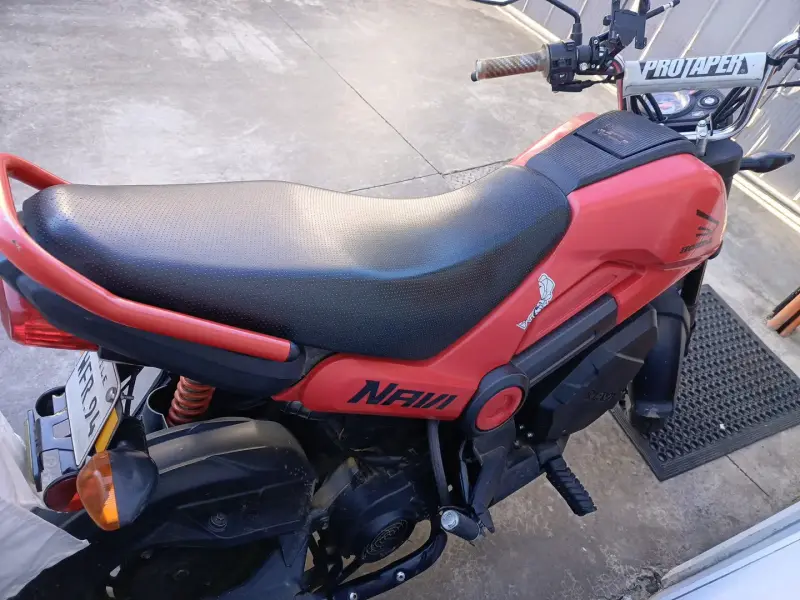 Moto Honda Navi roja en buen estado - 2