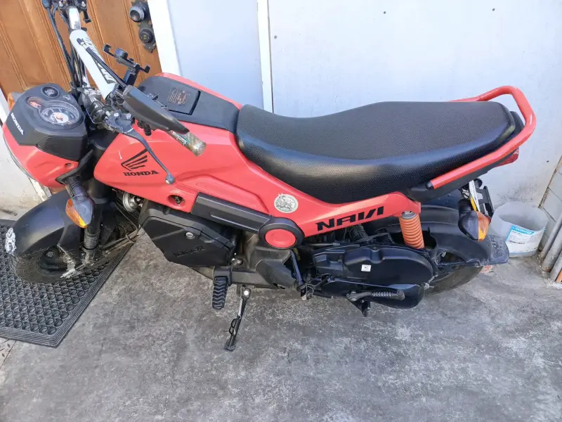 Moto Honda Navi roja en buen estado - 3