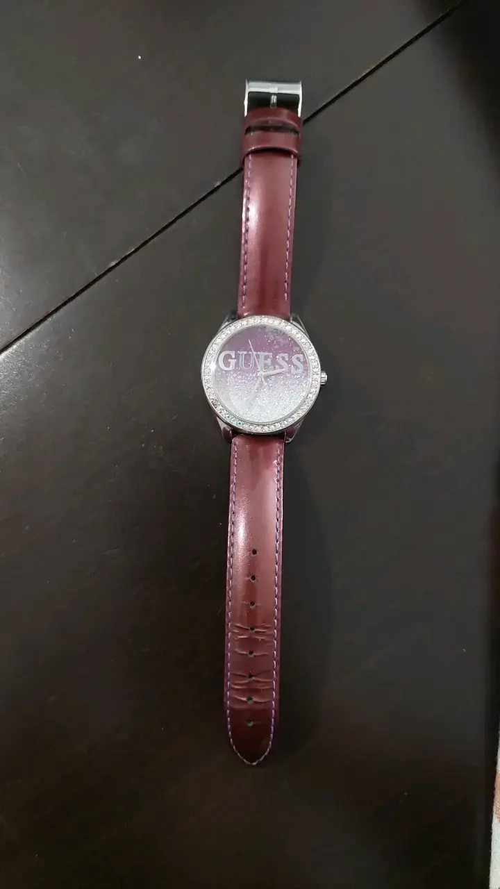 Reloj Guess para mujer con correa de cuero morado - 1