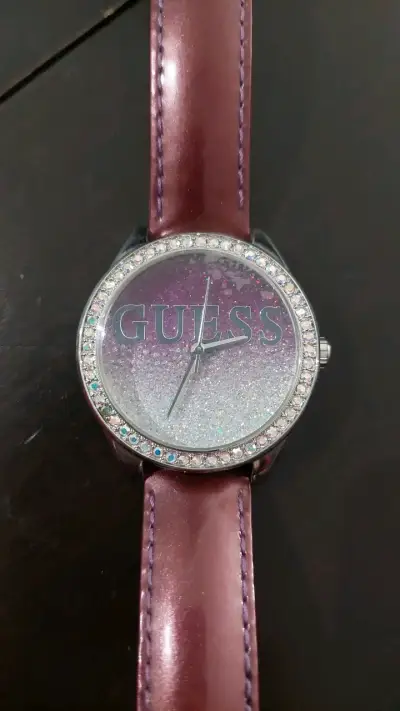 Reloj Guess para mujer con correa de cuero morado - miniatura 2