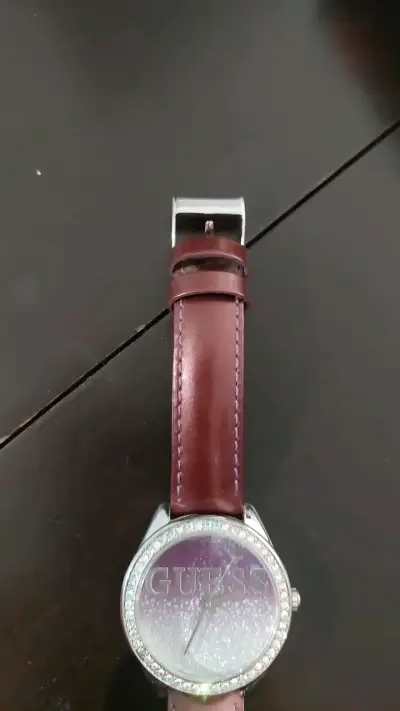 Reloj Guess para mujer con correa de cuero morado - miniatura 3