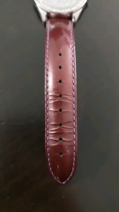 Reloj Guess para mujer con correa de cuero morado - miniatura 4