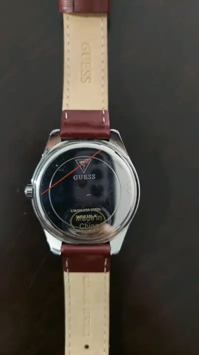 Reloj Guess para mujer con correa de cuero morado - miniatura 5