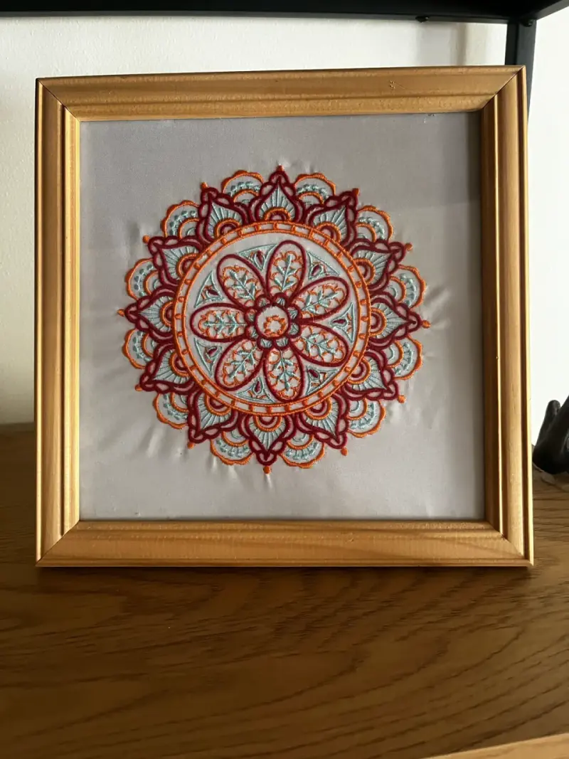 Cuadro decorativo con bordado mandala enmarcado