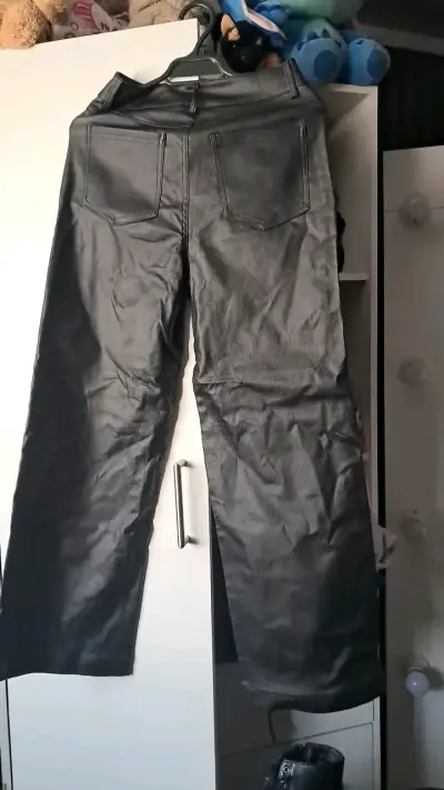 Pantalones de cuero sintético negros talla M - miniatura 2