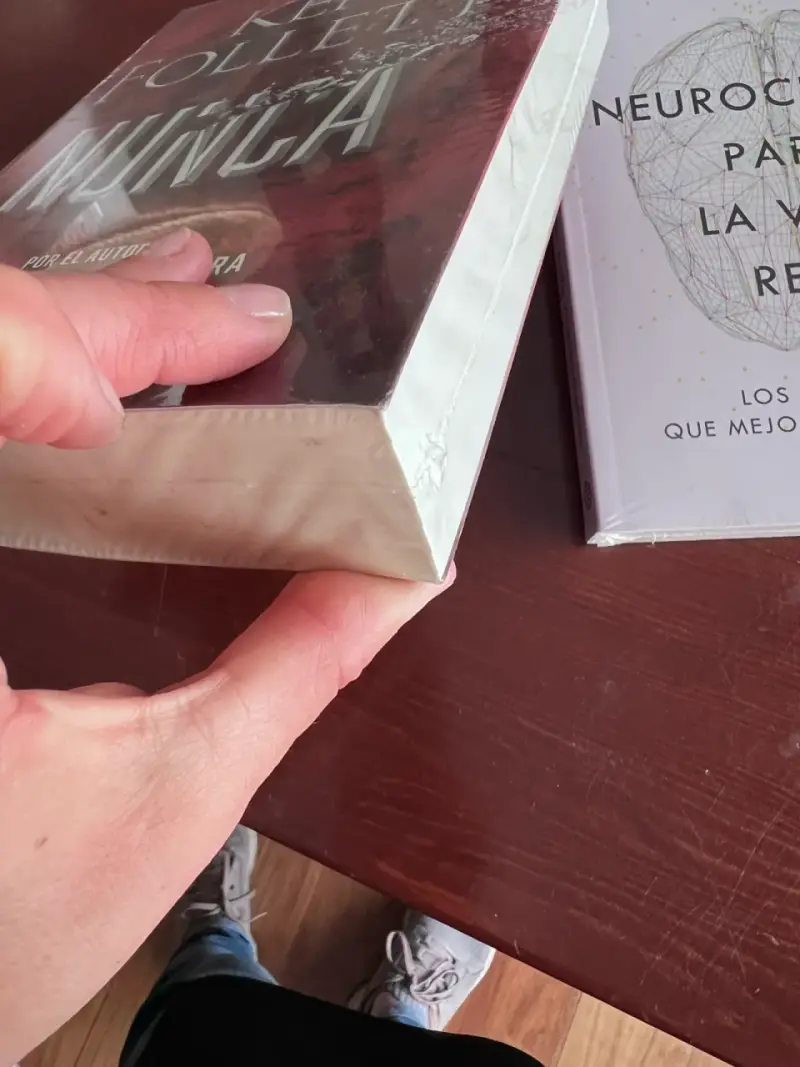 Libro 'Nunca' de Ken Follett en perfecto estado - 3
