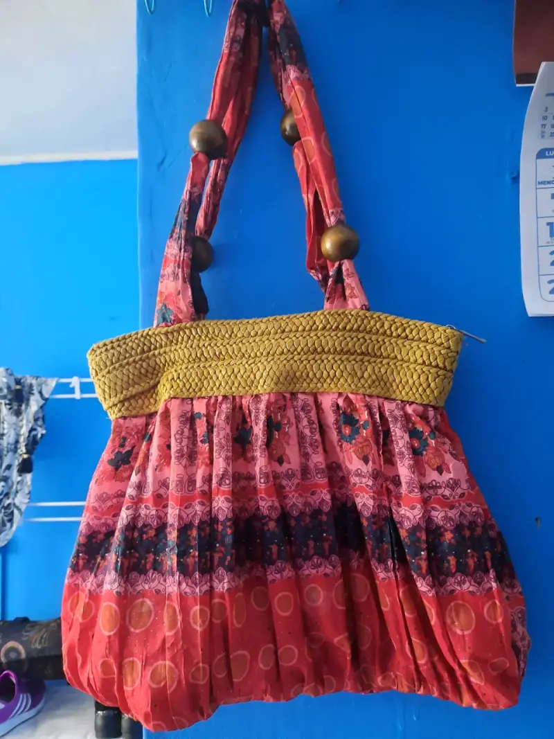 Bolso de tela estampado con asas decorativas - 1