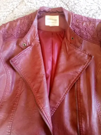 Chaqueta de cuero sintético burdeos para mujer - miniatura 2