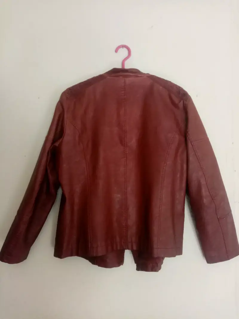 Chaqueta de cuero sintético burdeos para mujer - 4
