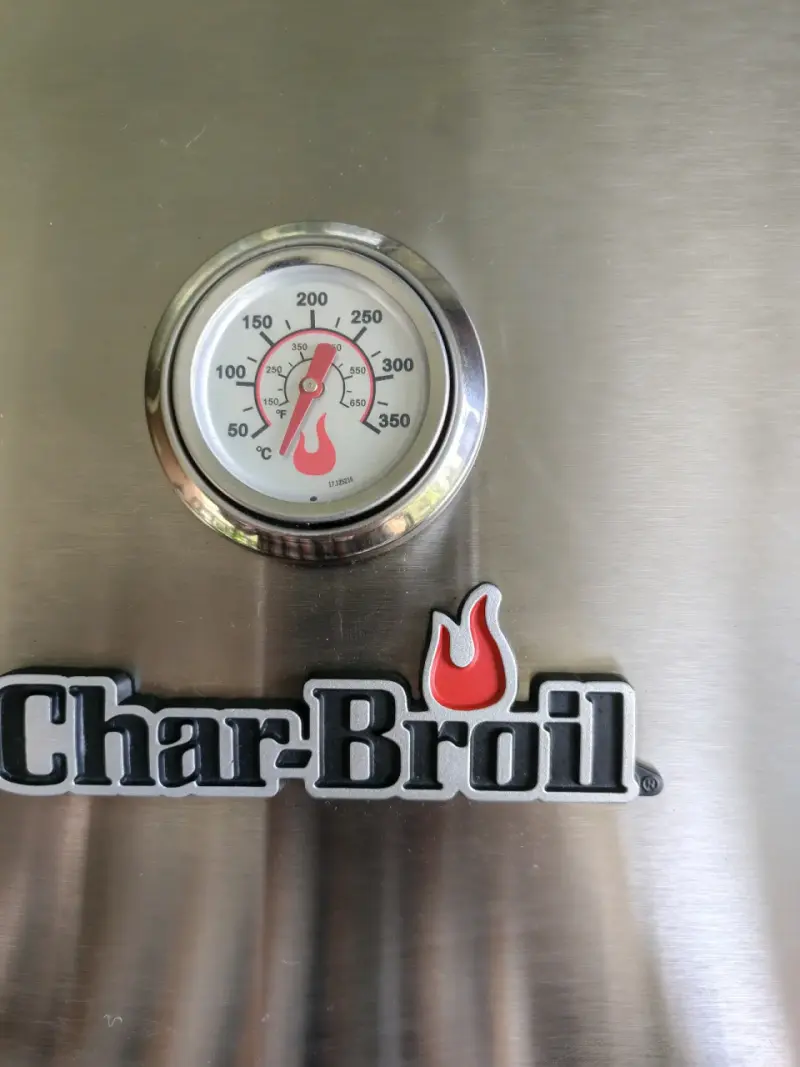 Parrilla a gas Char-Broil con termómetro integrado - 1