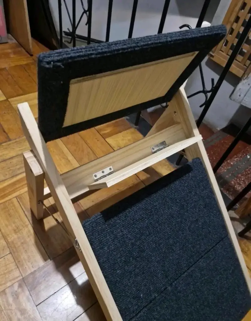 Escalera plegable de madera con alfombra - 1