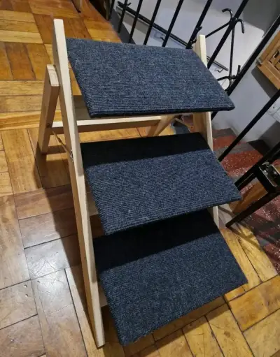 Escalera plegable de madera con alfombra - miniatura 3