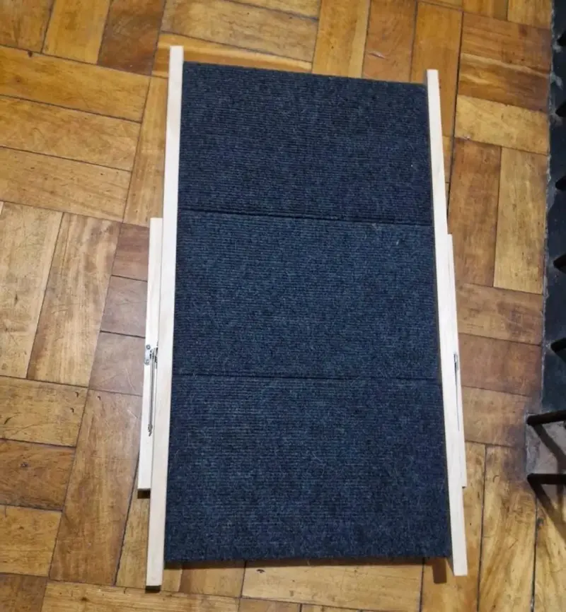 Escalera plegable de madera con alfombra - 5