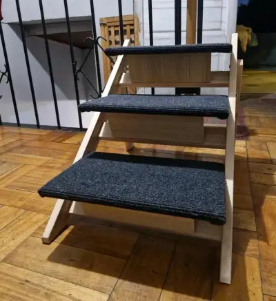 Escalera plegable de madera con alfombra - miniatura 6