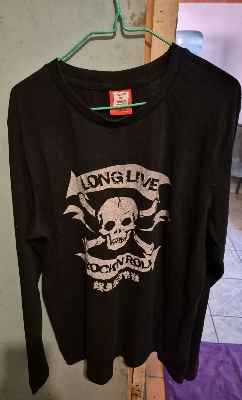 Polera negra de manga larga con diseño rockero