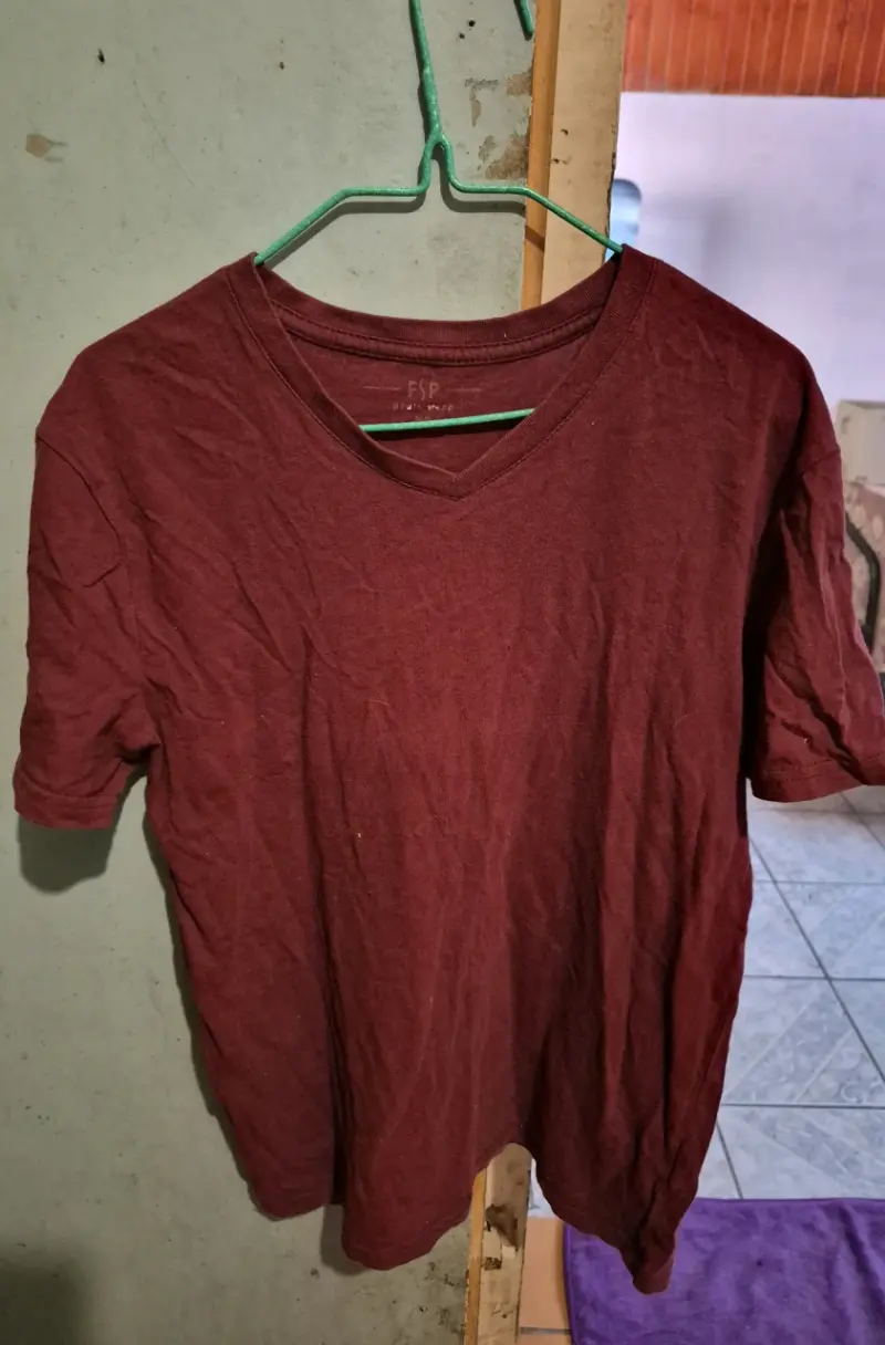 Polera burdeos cuello en V para hombre